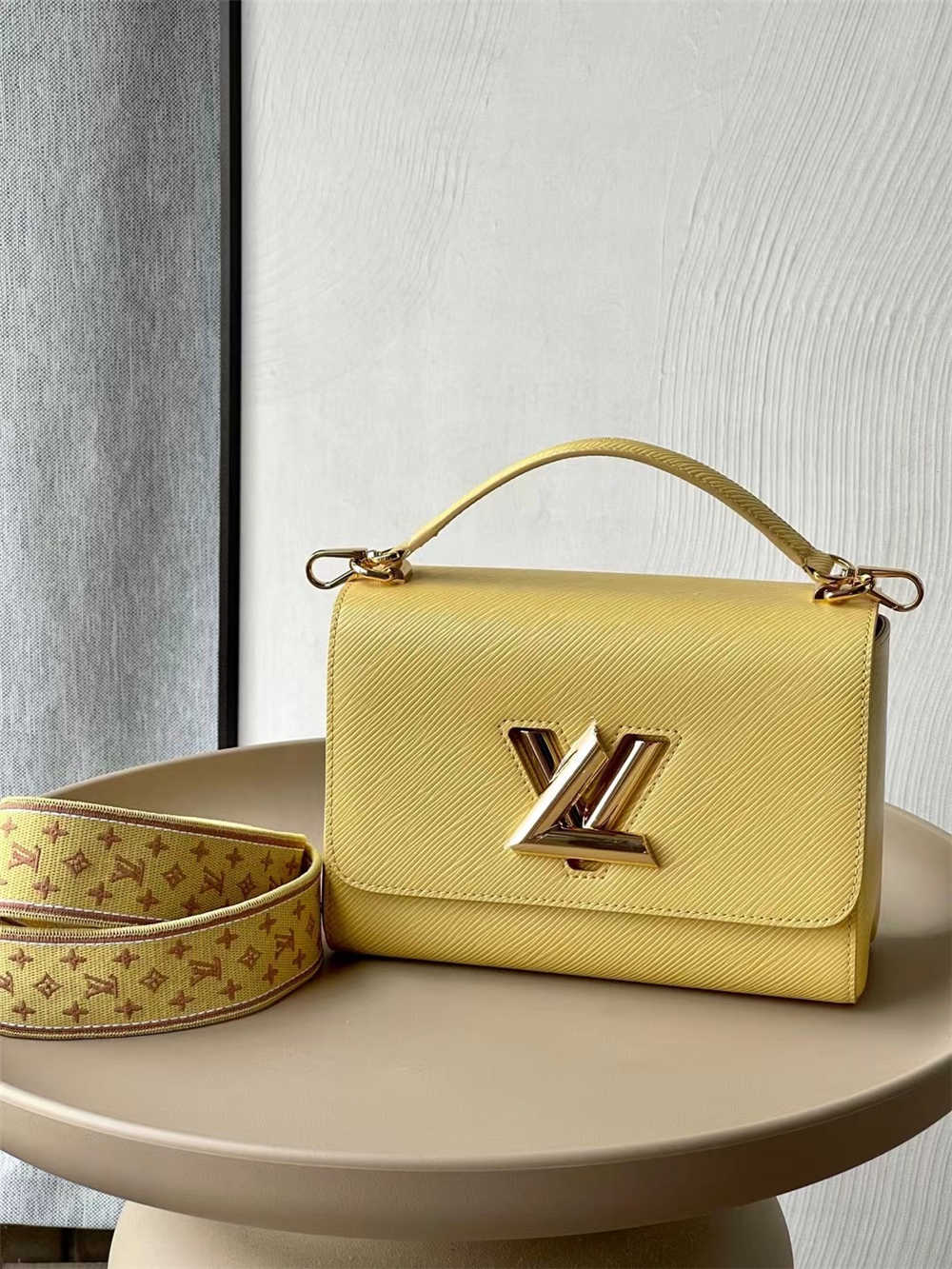 Louis Vuitton Twist  M22038  size：23x17x9.5cm 2025 new 